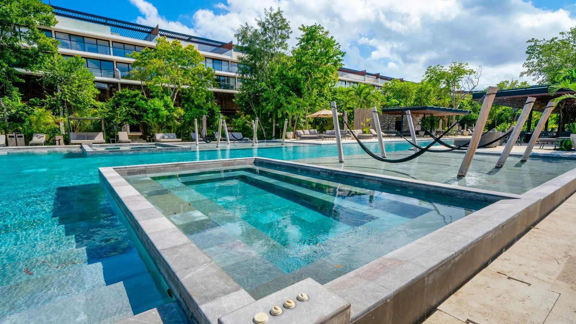 Luxury 2 Bedroom Condo - Infinity Pool At Awa Residences In Playacar, Awa 107 Playa del Carmen Casa de Férias
